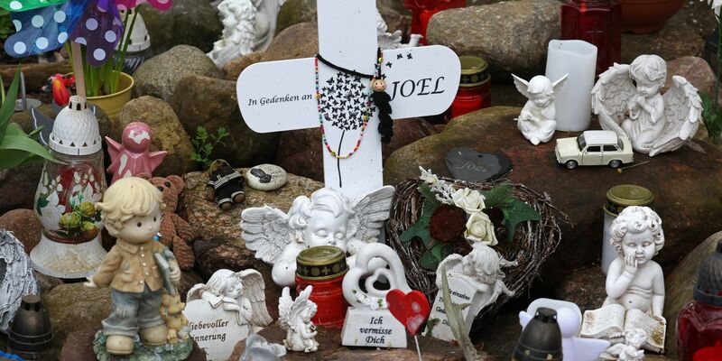 Kreuze, Figuren, Kerzen und Blumen stehen an der Stelle, wo der sechsjährige getötete Joel gefunden wurde. Der Prozess wegen Totschlags geht weiter. - Foto: Bernd Wüstneck/dpa