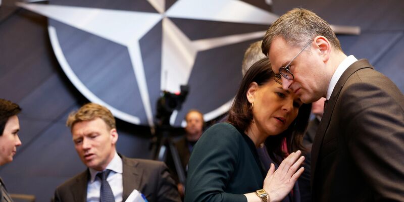 Bundesaußenministerin Annalena Baerbock (l.) im Gespräch mit ihrem Amtskollegen Dmytro Kuleba aus der Ukraine. - Foto: Geert Vanden Wijngaert/AP/dpa