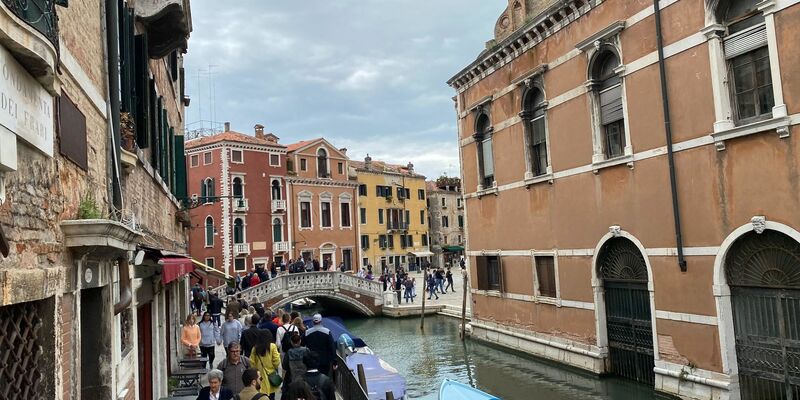 Am 25. April müssen Kurzbesucher erstmals fünf Euro für den Zutritt nach Venedig zahlen. - Foto: Robert Messer/dpa