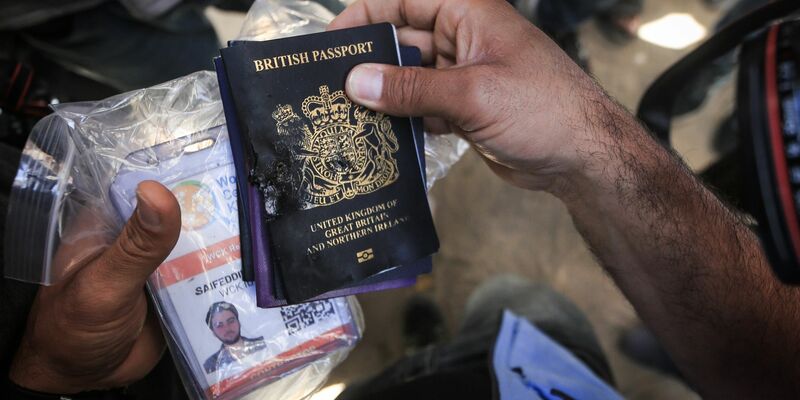 Ein Ausweis eines der bei einem israelischen Luftangriff getöteten Mitglieder der Hilfsorganisation World Central Kitchen. - Foto: Mohammed Talatene/dpa