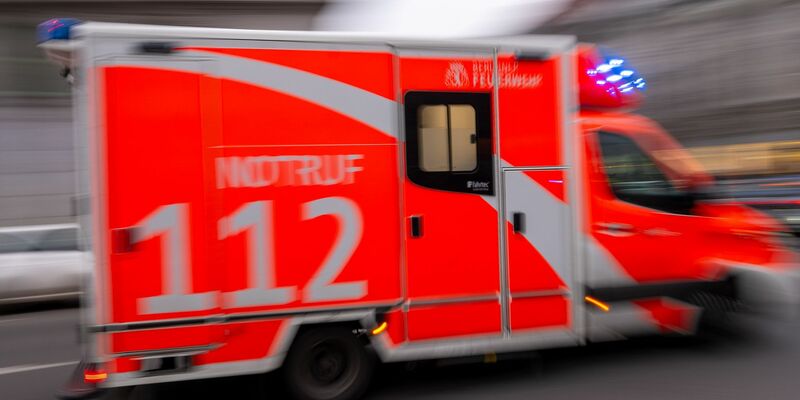 Die Berliner Feuerwehr versorgt Verletzte in den Gropiuspassagen. (Symbolbild) - Foto: Monika Skolimowska/dpa