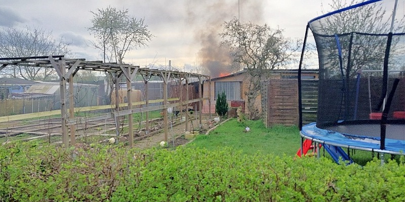 FW Lehrte: Feuerwehrmann bei Gartenlaubenbrand verletzt - Foto: presseportal.de