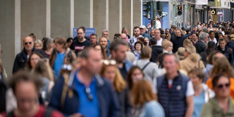 Eine deutliche Mehrheit von 70 Prozent geht davon aus, dass Europa durch die EU sicherer ist. - Foto: Monika Skolimowska/dpa