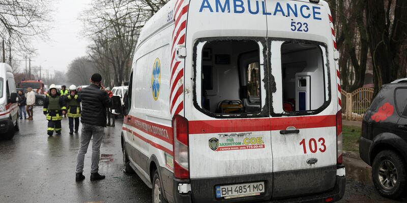 Ein beschädigter Krankenwagen mit zerbrochenen Scheiben nach einem russischen Angriff in Odessa. - Foto: Victor Sajenko/AP/dpa