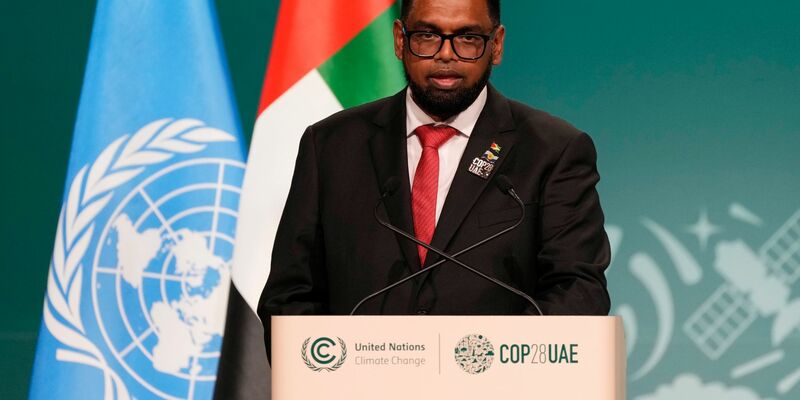 Der Präsident von Guyana: Irfaan Ali. - Foto: Peter Dejong/AP/dpa