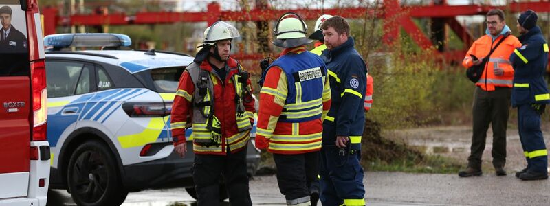 Polizei und Feuerwehr am Unglücksort in Neumarkt/Oberpfalz. - Foto: Klein/vifogra/dpa