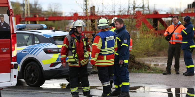 Polizei und Feuerwehr am Unglücksort in Neumarkt/Oberpfalz. - Foto: Klein/vifogra/dpa