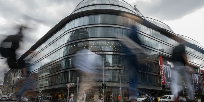 Berlins Kultursenator Joe Chialo sieht das Projekt Zentral- und Landesbibliothek im noch als Luxuskaufhaus Quartier 207 von den Galeries Lafayette genutzten Gebäude als Stärkung gegen eine verfallende Friedrichstraße. - Foto: Sebastian Gollnow/dpa