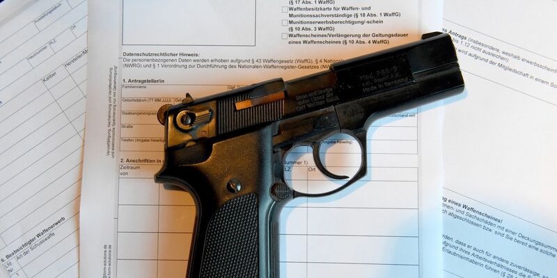 Laut Bundesregierung waren Ende 2022 insgesamt 1051 mutmaßliche Rechtsextremisten und etwa 400 sogenannte «Reichsbürger» und «Selbstverwalter» bekannt, die Inhaber mindestens einer waffenrechtlichen Erlaubnis waren. - Foto: Carsten Rehder/dpa