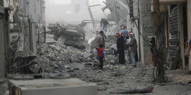 Menschen versammeln sich auf den Trümmern eines zerstörten Gebäudes nach einem Luftangriff im Flüchtlingslager Maghazi im Zentrum des Gazastreifens. - Foto: Uncredited/XinHua/dpa