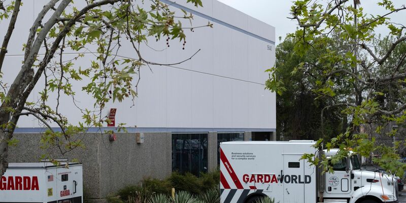 Die Täter seien über das Dach des Geldspeichers in das Gebäude gelangt. - Foto: Richard Vogel/AP