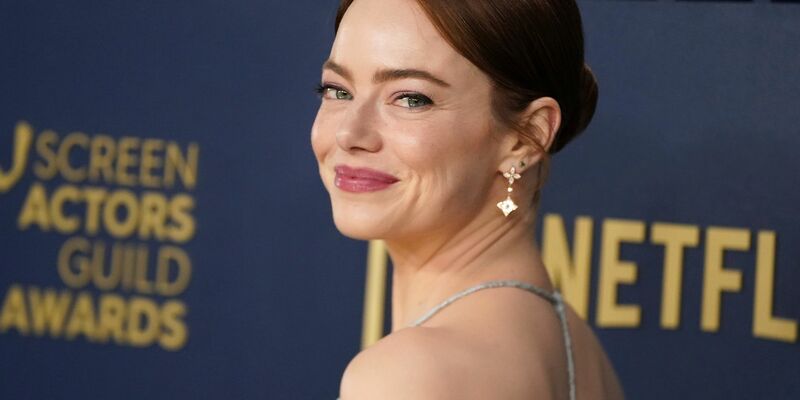 Emma Stone posiert stolz mit ihrem Preis. - Foto: Jordan Strauss/Invision via AP/dpa