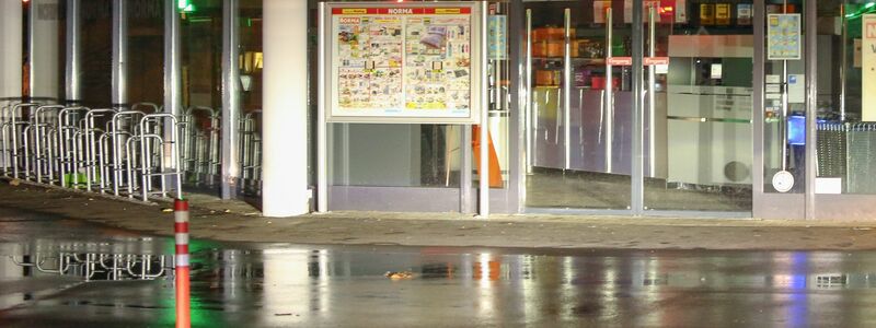 Ein vier Jahre altes Mädchen wurde in einem Supermarkt in Wangen mit einem Messer angegriffen. - Foto: David Pichler/dpa