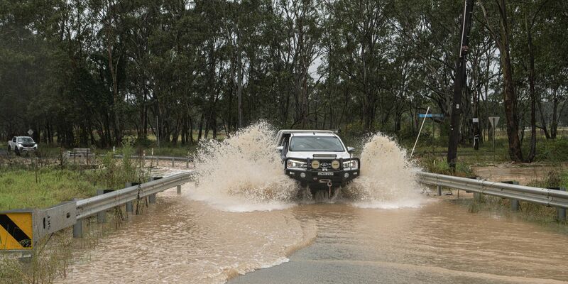 Eine überschwemmte Straße in Vineyard. Das Wetteramt warnte vor «gefährlichen und lebensbedrohlichen Sturzfluten». - Foto: Flavio Brancaleone/AAP/dpa