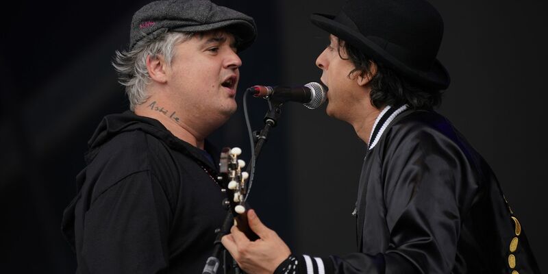 Pete Doherty (l) und Carl Barrat von den Libertines beim Glastonbury Festival 2022. - Foto: Yui Mok/PA Wire/dpa