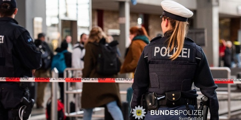 Bundespolizeidirektion München: Spezialdienste kontrollieren abgestellten Koffer / Bundespolizei-Einsatz während Medienpräsentation des neuen Railjets - Foto: presseportal.de
