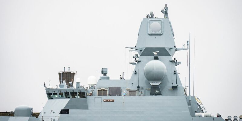 Eine Rakete auf einem Militärschiff in Dänemark hat zu Sperrungen im Luft- und Seeverkehr geführt. - Foto: Emil Nicolai Helms/Ritzau Scanpix Foto/AP/dpa