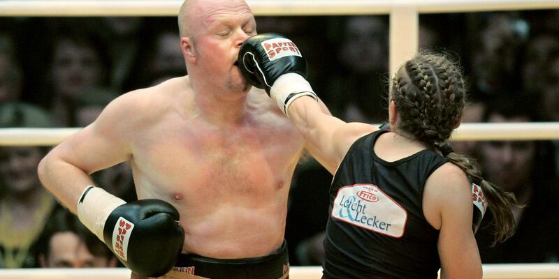 Die ehemalige Boxweltmeisterin Regina Halmich und Fernsehmoderator Stefan Raab beim Fight 2007. - Foto: Rolf Vennenbernd/dpa