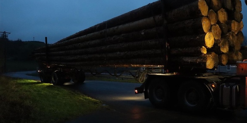 POL-PPTR: Autotransporter und Langholztransport viel zu schwer durch die Eifel unterwegs - Foto: presseportal.de