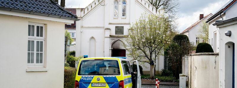 Der Staatsschutz ermittelt, nachdem ein Brandsatz auf eine Synagoge in Oldenburg geworfen wurde. - Foto: Hauke-Christian Dittrich/dpa