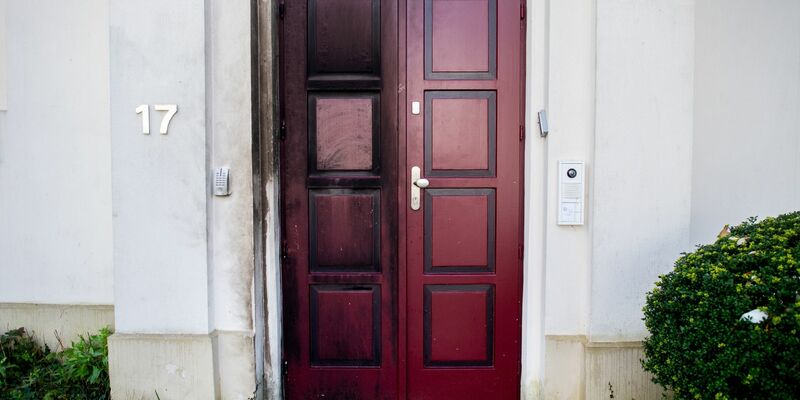 Der Staatsschutz ermittelt, nachdem ein Brandsatz auf eine Synagoge in Oldenburg geworfen wurde. - Foto: Hauke-Christian Dittrich/dpa