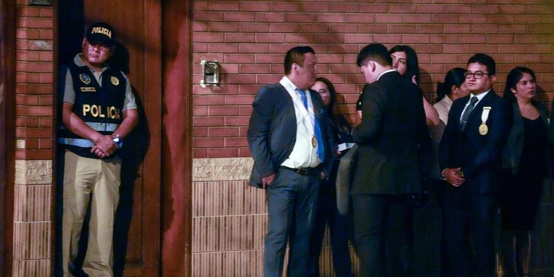 Polizisten und Staatsanwälte vor dem Haus der peruanischen Präsidentin Boluarte während einer Hausdurchsuchung, bei der Rolex-Uhren wegen mutmaßlicher illegaler Bereicherung beschlagnahmt werden. - Foto: Martin Mejia/AP/dpa