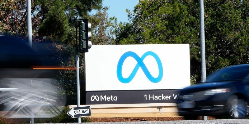 Ein Meta-Logo in der Unternehmenszentrale in Menlo Park in den USA. - Foto: Tony Avelar/AP/dpa