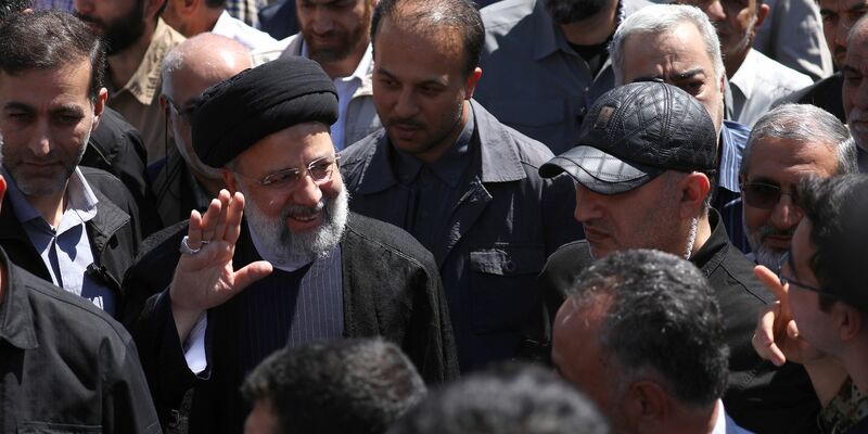 Ebrahim Raisi (M), Präsident des Iran, nimmt an einer Kundgebung zum Al-Kuds-Tag teil. Der vom Iran angekündigte Vergeltungsschlag hat Israel und die USA in höchste Alarmbereitschaft versetzt. - Foto: Uncredited/Iranian Presidency/dpa