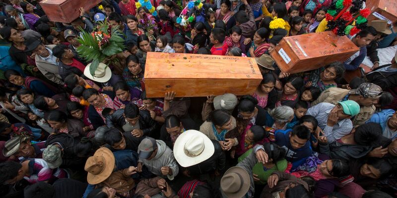Guatemala: Menschen tragen in Santa Avelina Särge mit den Überresten von indigenen Bürgerkriegsopfern. Der Ex-Militärchef in Guatemala steht erneut vor Gericht. - Foto: Luis Soto/dpa
