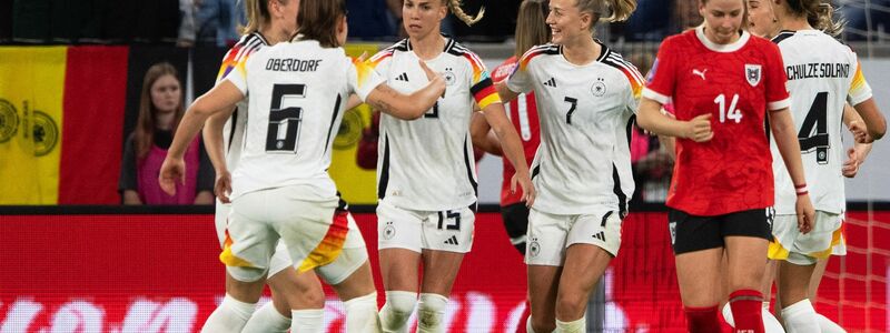 Die deutschen Spielerinnen feiern den 3:2-Sieg gegen Österreich. - Foto: Expa/Reinhard Eisenbauer/APA/dpa