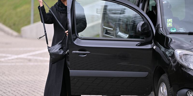 Sahra Wagenknecht (BSW) bezweifelt die Klimabilanz von Batterieautos «angesichts des gegenwärtigen Strommixes und des ungelösten Recyclingproblems». - Foto: Martin Schutt/dpa