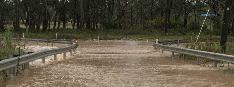 Eine Straße ist in Vineyard in Sydney nach Regenfällen überschwemmt. - Foto: Flavio Brancaleone/AAP/dpa