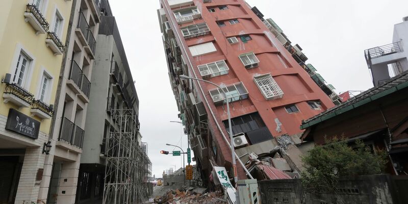 Nach dem Erdbeben in Taiwan werden noch sechs Menschen vermisst. - Foto: Chiang Ying-ying/AP