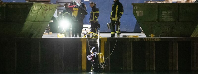 Einsatzkräfte suchen im Hafen und Hafenbecken in Dortmund nach Spuren. - Foto: Justin Brosch/dpa