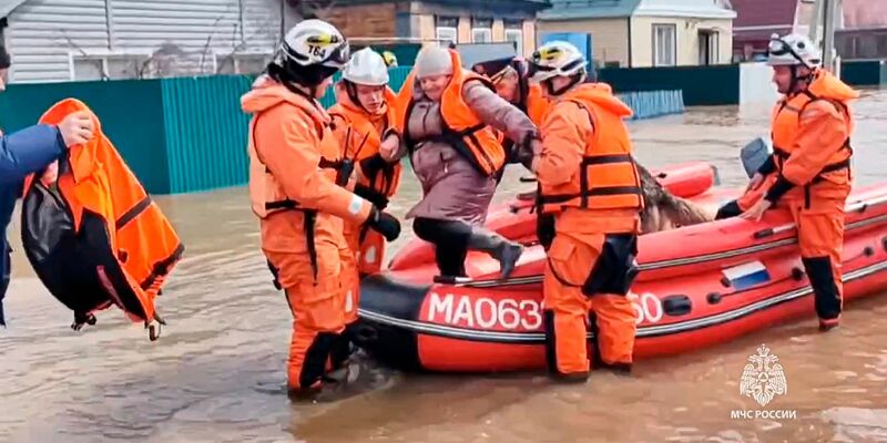 Anwohner in der Region Orenburg müssen evakuiert werden, nachdem ein Teil des Staudamms gebrochen war und Überschwemmungen verursacht wurden. - Foto: ---/Russian Emergency Ministry Press Service/AP/dpa