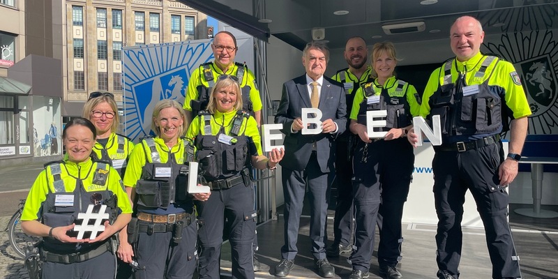 POL-BO: Aktionstag rund ums sichere Radfahren - Innenminister Herbert Reul zu Gast in der Bochumer Innenstadt - Foto: presseportal.de