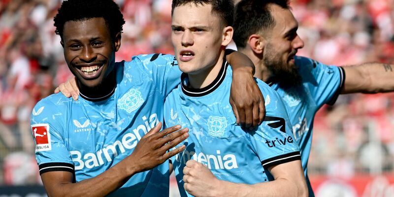 Florian Wirtz (M) traf beim nächsten Sieg von Bayer Leverkusen vom Punkt. - Foto: Britta Pedersen/dpa