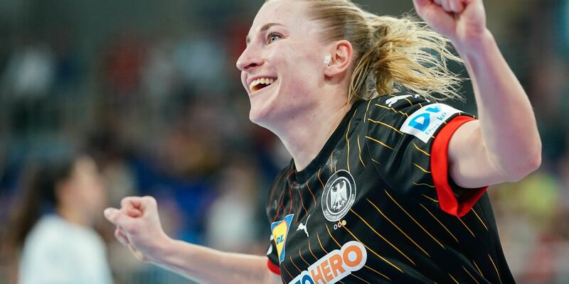 Die deutsche Handball-Nationalmannschaft feiert einen deutlichen Sieg gegen Israel. - Foto: Uwe Anspach/dpa