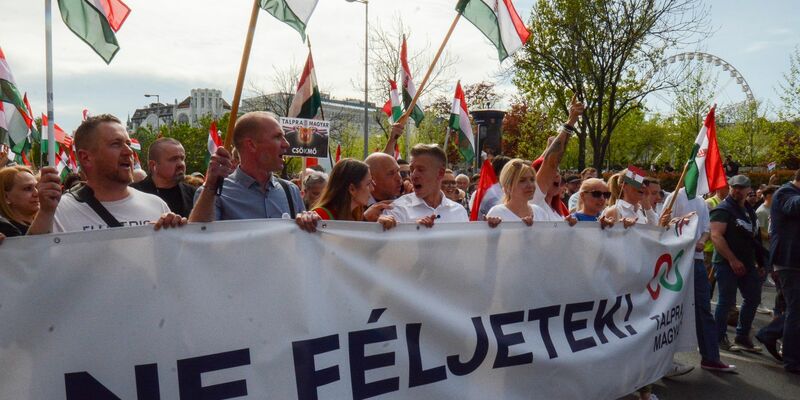 Der ehemalige Insider der ungarischen Regierungspartei Fidesz, Peter Magyar (M.), führt in Budapest eine Demonstration gegen den ungarischen Ministerpräsident Viktor Orban an. - Foto: Justin Spike/AP/dpa