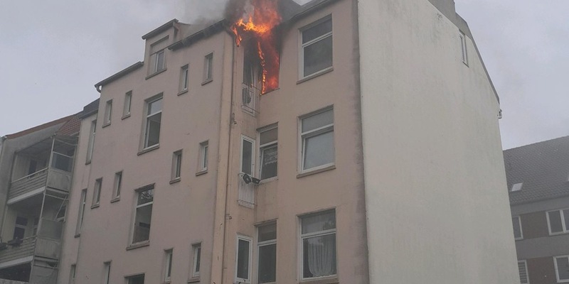 FW Bremerhaven: Wohnungsbrand mit vermissten Personen in einem Mehrfamilienhaus - Foto: presseportal.de