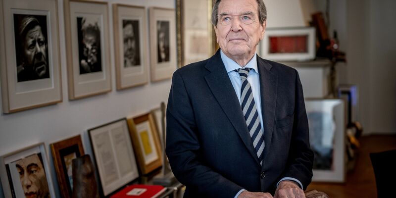 Ex-Kanzler Gerhard Schröder (SPD) hat sich wegen einer Burnout-Diagnose in klinische Behandlung begeben. - Foto: Michael Kappeler/dpa