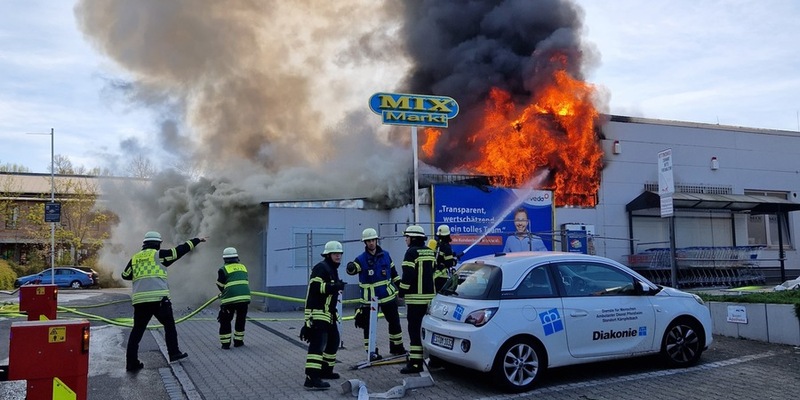FW Pforzheim: Großbrand an einem Supermarkt - Foto: presseportal.de