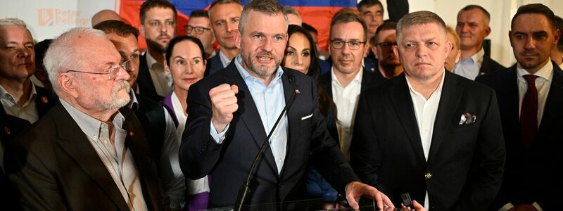 Präsidentschaftskandidat Peter Pellegrini, Mitte, feiert nach der Stichwahl in der Slowakei. Laut Auszählungen gewinnt er noch in der Nacht die Kandidatur. - Foto: Denes Erdos/AP/dpa