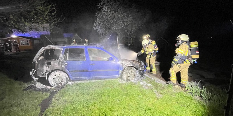 FW Lehrte: Auto brennt im Garten - Foto: presseportal.de
