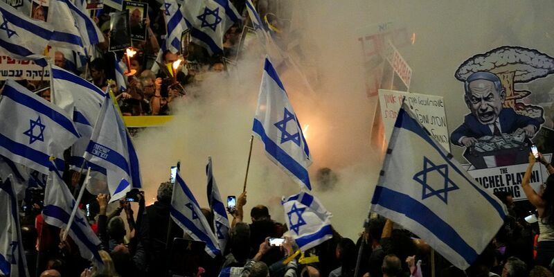 Menschen protestieren gegen Netanjahu und fordern die Freilassung der Geiseln, die seit 7. Oktober 2023 im Gazastreifen festgehalten werden. - Foto: Ariel Schalit/AP