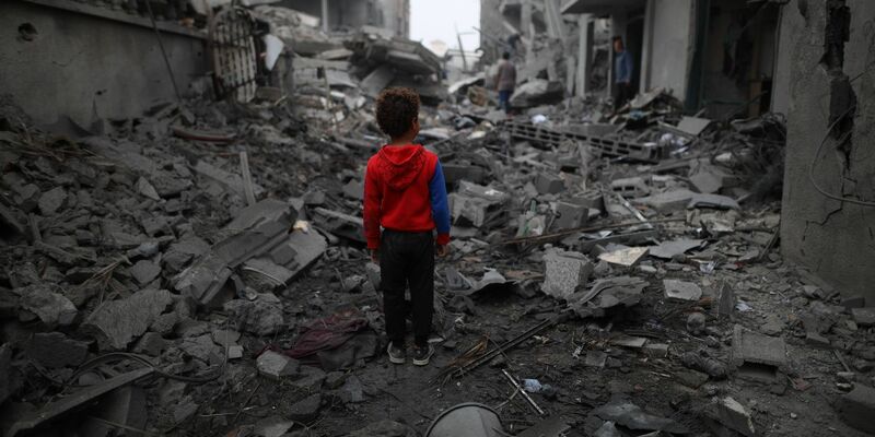 Ein Junge steht vor den Trümmern nach einem Luftangriff im Flüchtlingslager Maghazi im Zentrum des Gazastreifens. Schon sechs Monate lang tobt der Gaza-Krieg. - Foto: Uncredited/XinHua/dpa