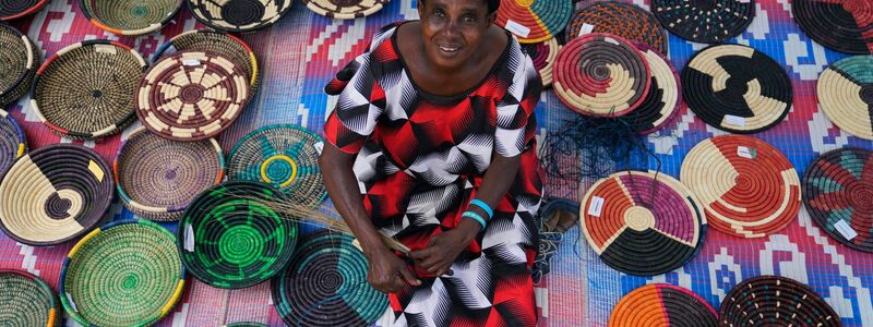 Anasitasia Nyirabashyitsi, 54, vor ihrem Haus im Versöhnungsdorf Mybo in Nyamata, wo kreative Projekte die Gemeinschaft stärken. Im April 1994 begann in Ruanda der Genozid an der Volksgruppe der Tutsi. - Foto: Brian Inganga/AP/dpa