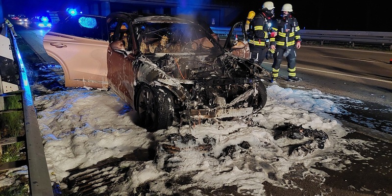 FW-M: Pkw in Vollbrand auf der Autobahn 8 (Perlach) - Foto: presseportal.de