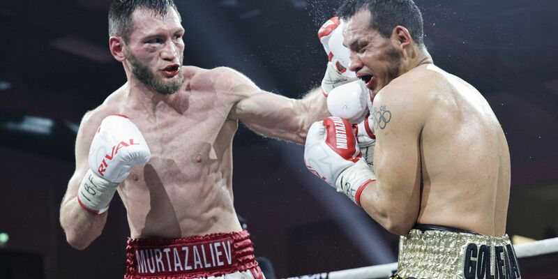 Jack Culcay (r) hat den WM-Kampf im Superweltergewicht gegen den Russen Bachram Murtasalijew verloren. - Foto: Hannes P. Albert/dpa