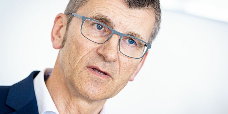 Laut LKA-Chef Friedo de Vries wurden bei der Fahnung nach drei ehemaligen RAF-Terroristen keine Fehler gemacht. - Foto: Moritz Frankenberg/dpa